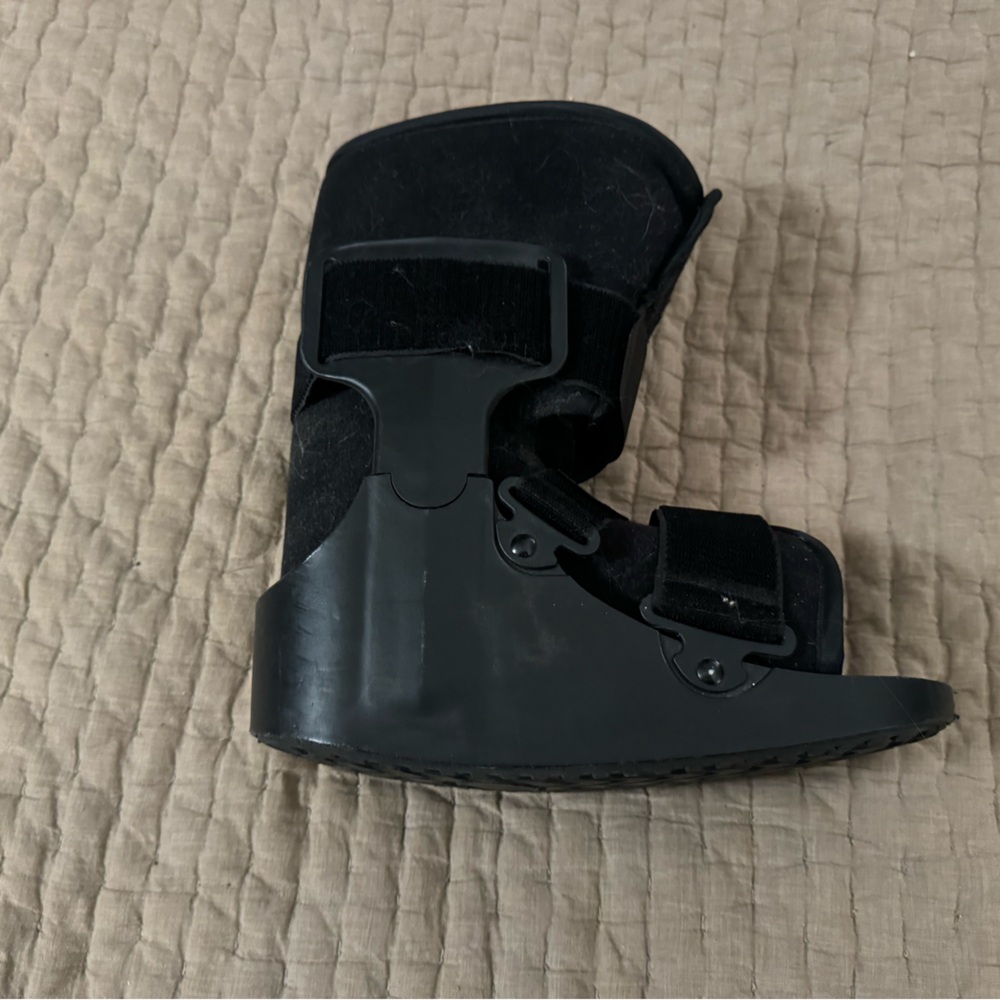 Women’s Medical Boot (Size 6-7, S-M)